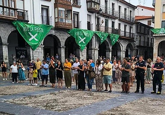 Autoridades y vecinos durante el minuto de silencio en la plaza del Ayuntamiento de Castro..