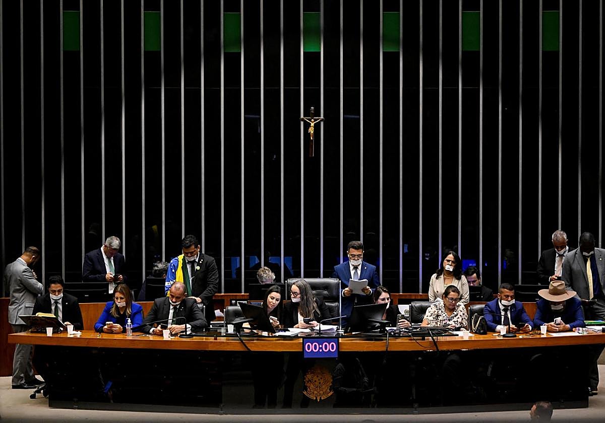 Diputados de la oposición se tapan la boca con cinta adhesiva para protestar contra el arresto domiciliario del expresidente brasileño Jair Bolsonaro.