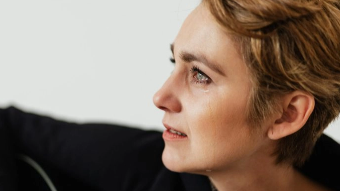 «La vida no está diseñada para hacernos felices, sino para desafiarnos»: lo que el dolor tiene que enseñarte, según Álex Rovira, experto en desarrollo personal