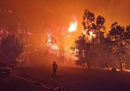 Un bombero lucha contra el fuego en el departamento francés de Aude.
