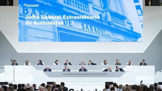 Los directivos de Banco Sabadell, en la junta extraordinaria de accionistas celebrada el 6 de agosTo.