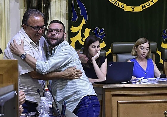 El edil de Hacienda y el de Vox se abrazan, este miércoles, con la alcaldesa (derecha), en el Pleno en el que se aprobaron los Presupuestos.