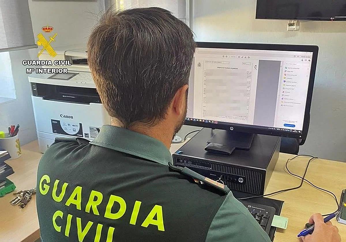 Un agente de la Guardia Civil durante la instrucción de las diligencias.