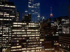 Distrito financiero de noche con la CN Tower al fondo