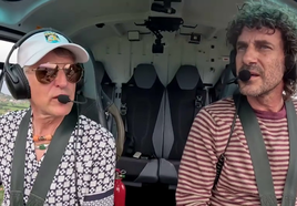 Jesús Calleja (i), en el helicóptero que le lleva de pueblo en pueblo de la España rural para su programa 'Volando voy'