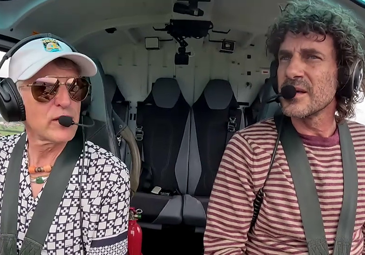 Jesús Calleja (i), en el helicóptero que le lleva de pueblo en pueblo de la España rural para su programa 'Volando voy'