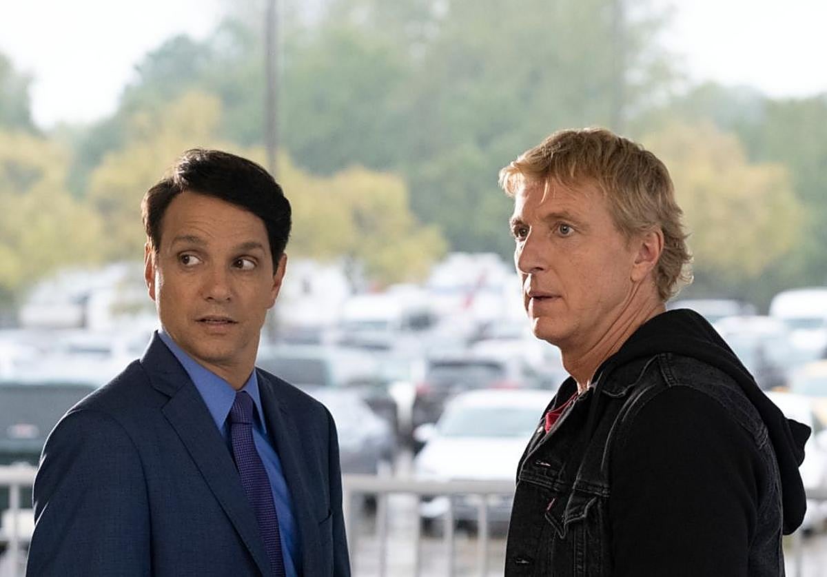 Imagen principal - Ralph Macchio y William Zabka en la serie 'Cobra Kai'; Jackie Chan y Jaden Smith en 'The Karate Kid' y Hilary Swank y Pat Morita, en una imagen promocional de 'El nuevo Karate Kid'.