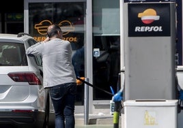 La caída de los carburantes abarata el verano a los conductores a mínimos de 2022