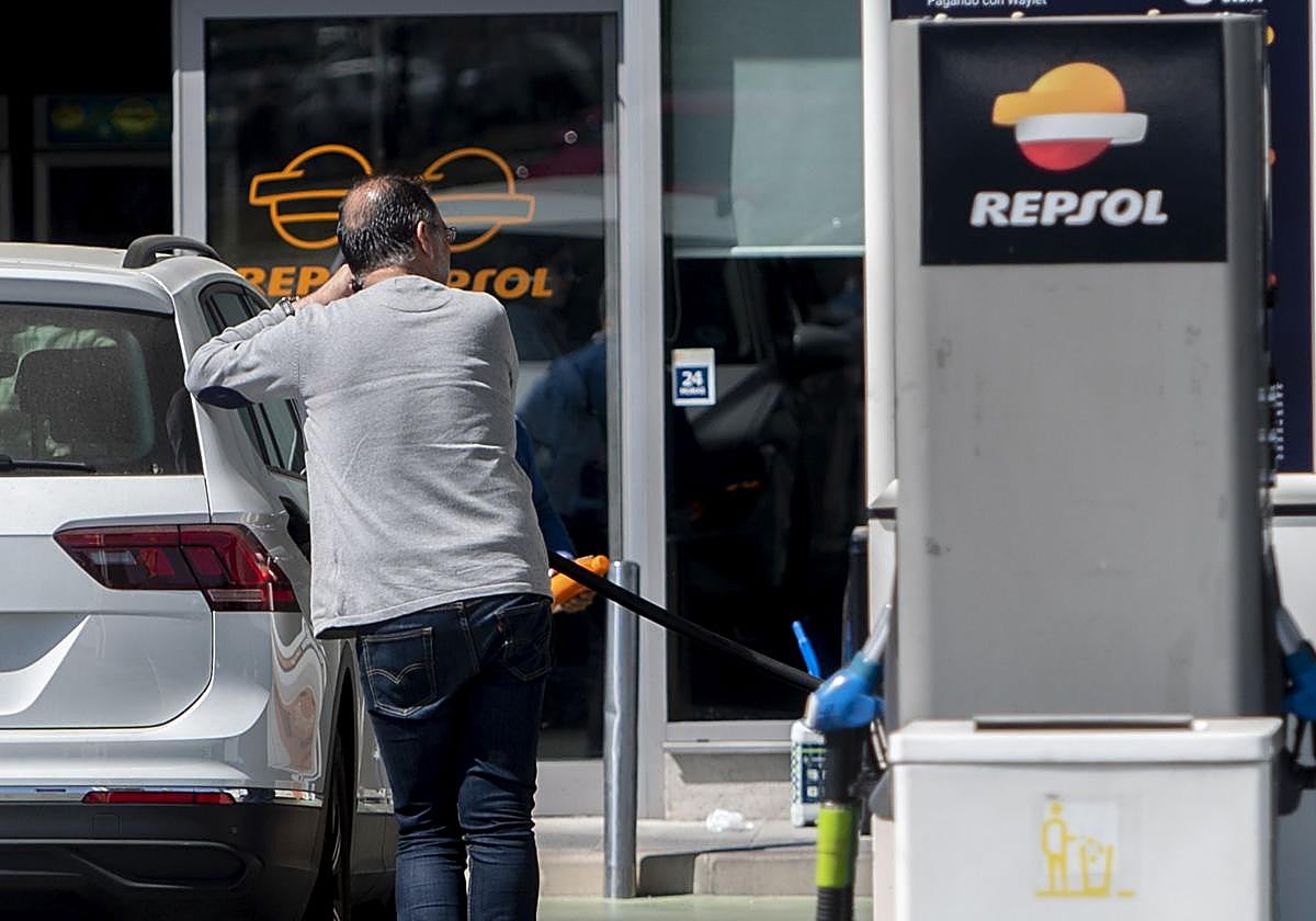 Una persona reposta en una gasolinera en Arganda del Rey (Madrid)