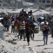 Un grupo de palestinos transporta ayuda humanitaria por una callle de Gaza.