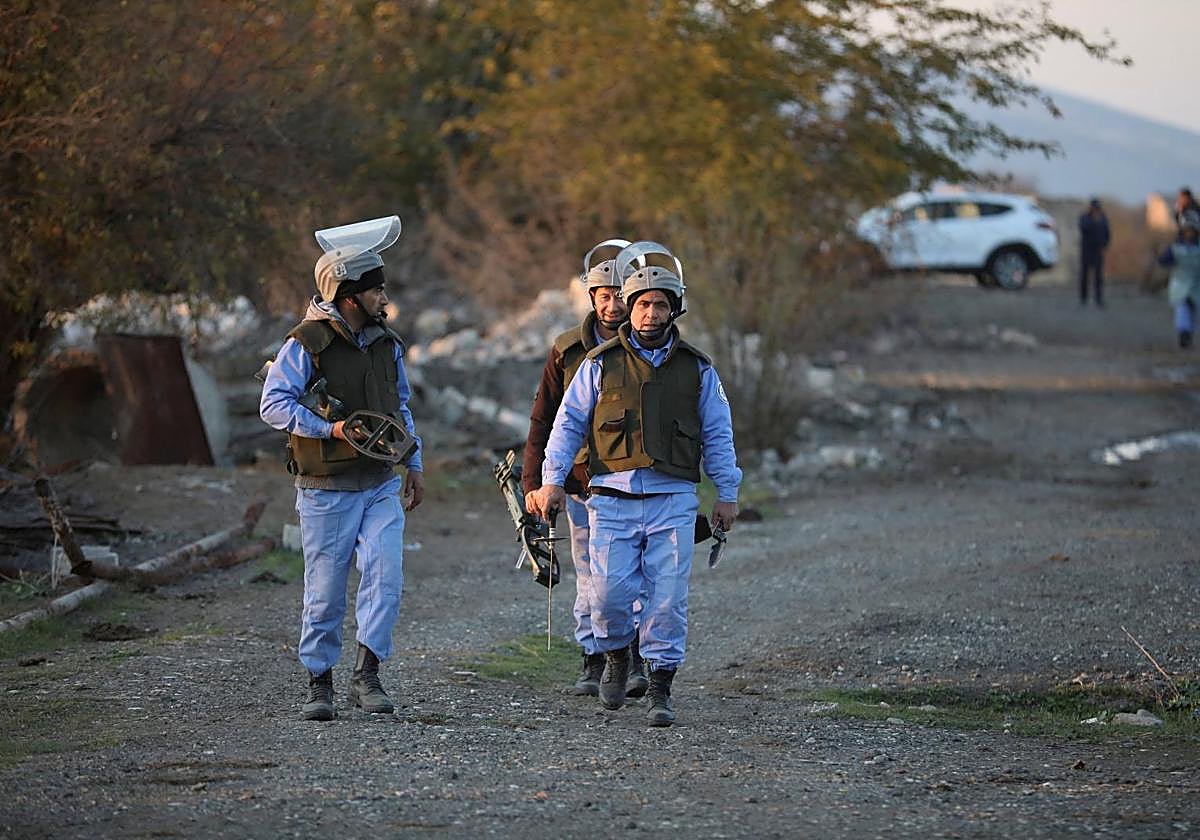 Militares azerbaiyanos caminan durante la remoción de minas en la región de Nagorno Karabaj.