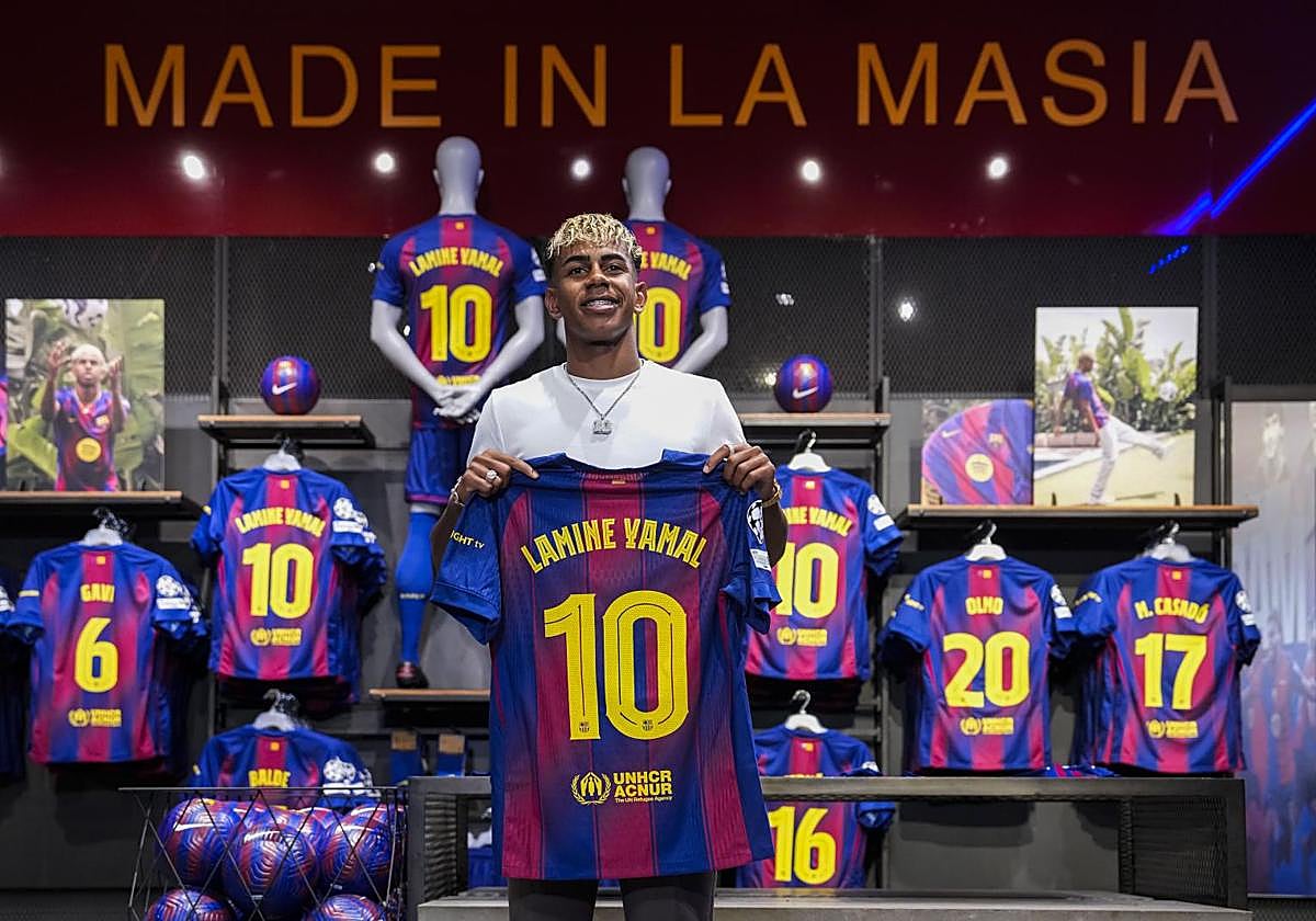 Lamine Yamal, con el '10', su nuevo dorsal en el Barça.