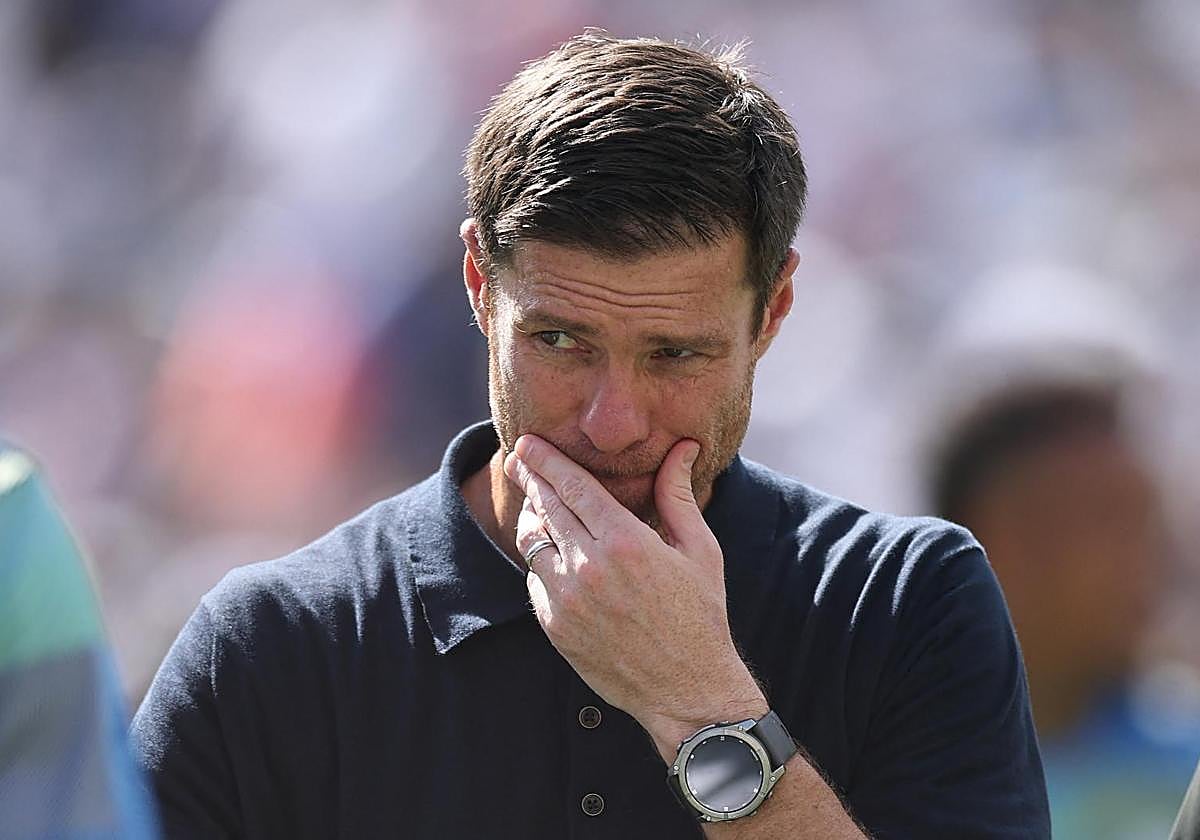 Xabi Alonso, pensativo durante un entrenamiento del Real Madrid.