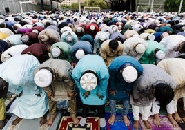 Decenas de musulmanes rezan para celebrar la Fiesta del Cordero, 'el Eid al Adha', en el parque de El Casino de Embajadores, a 28 de junio de 2023, en Madrid
