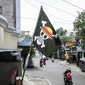 La bandera pirata de la tripulación de los Sombreros de Paja, perteneciente al anime One Piece, en un balcón de Indonesia.