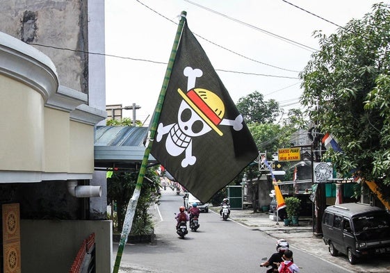 La bandera pirata de la tripulación de los Sombreros de Paja, perteneciente al anime One Piece, en un balcón de Indonesia.