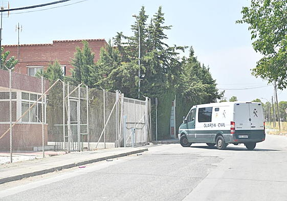 Un furgón de la Guardia Civil, este viernes, en la prisión de Sangonera la Verde