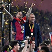 Iñigo Martínez celebra el título de Copa del Rey junto al técnico Hansi Flick.
