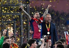 Iñigo Martínez celebra el título de Copa del Rey junto al técnico Hansi Flick.
