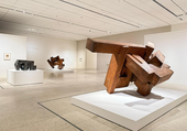 A la derecha, 'Abesti gogorra III' y al fondo, 'Abesti gogorra I' y 'Iru burni I', en el museo de San Diego