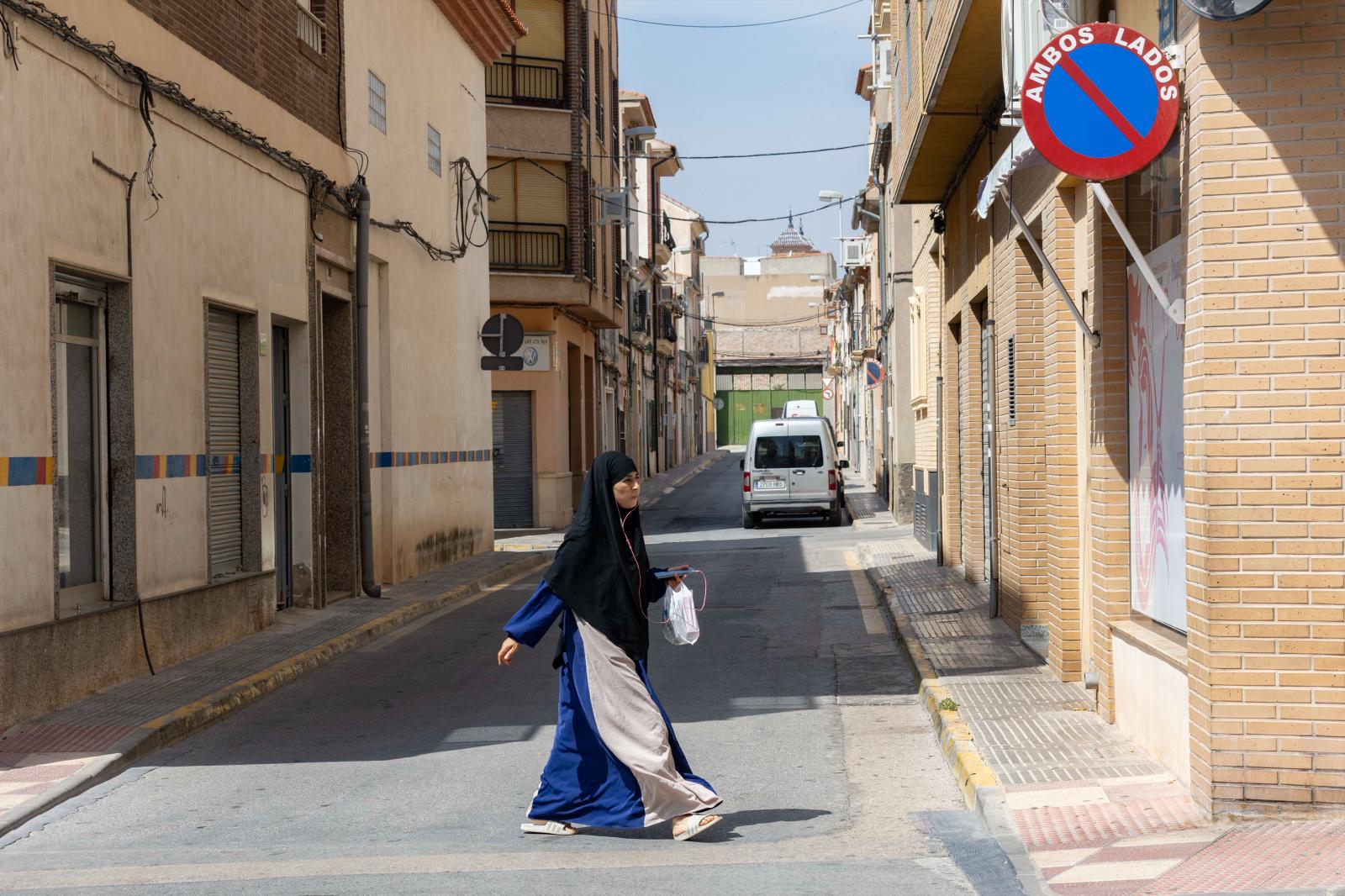 Una mujer de origen marroquí, este viernes en una calle del centro de Jumilla