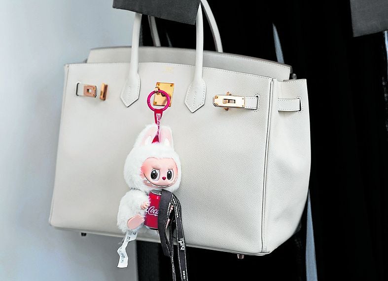 Las celebrities han convertido los muñecos llavero en un complemento para sus bolsos de lujo.