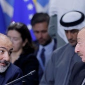 Los líderes azerbaiyano y armenio en una cumbre de los BRICS en Rusia en 2024.