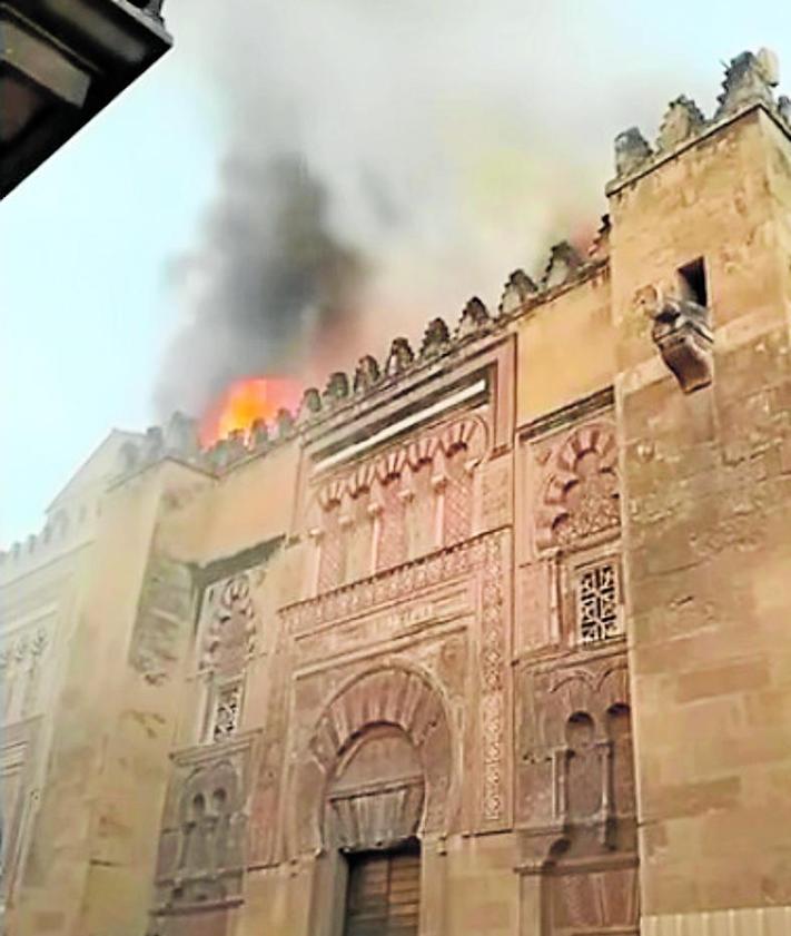 Imagem secundária 2 - Imagens diferentes do fogo na mesquita -catedral de Córdoba.