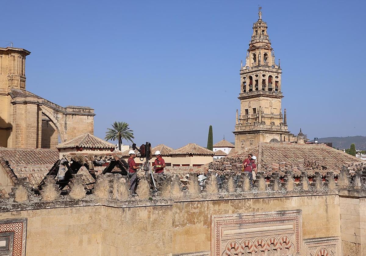 Imagen principal - Los bomberos han trabajado en la fachada, mientras se siguen viendo los efectos del fuego
