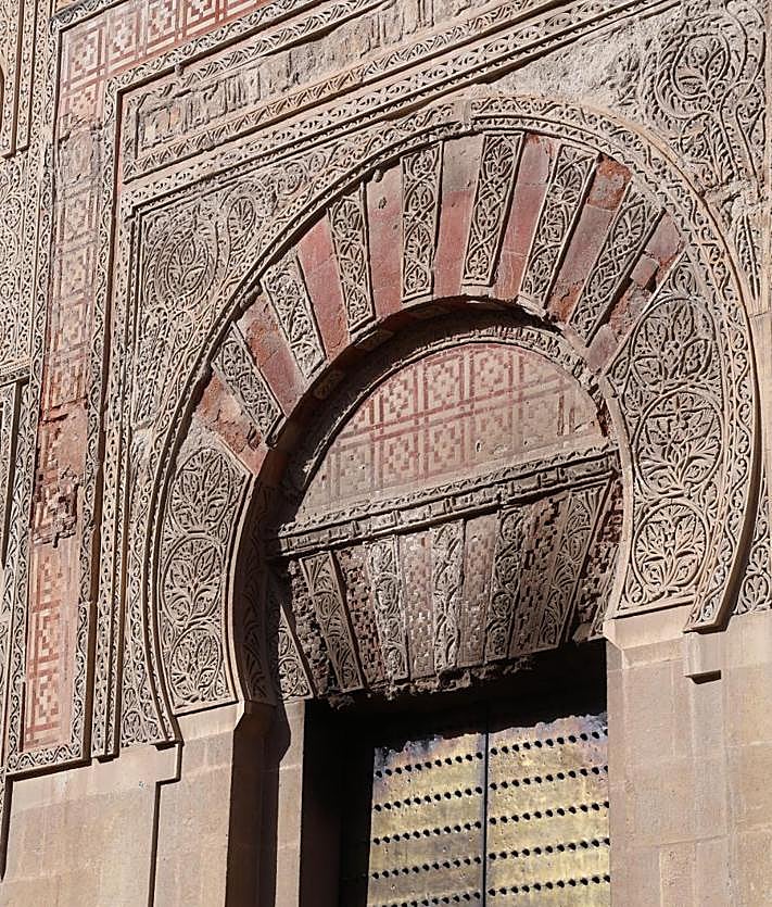 Imagen secundaria 2 - Los bomberos han trabajado en la fachada, mientras se siguen viendo los efectos del fuego