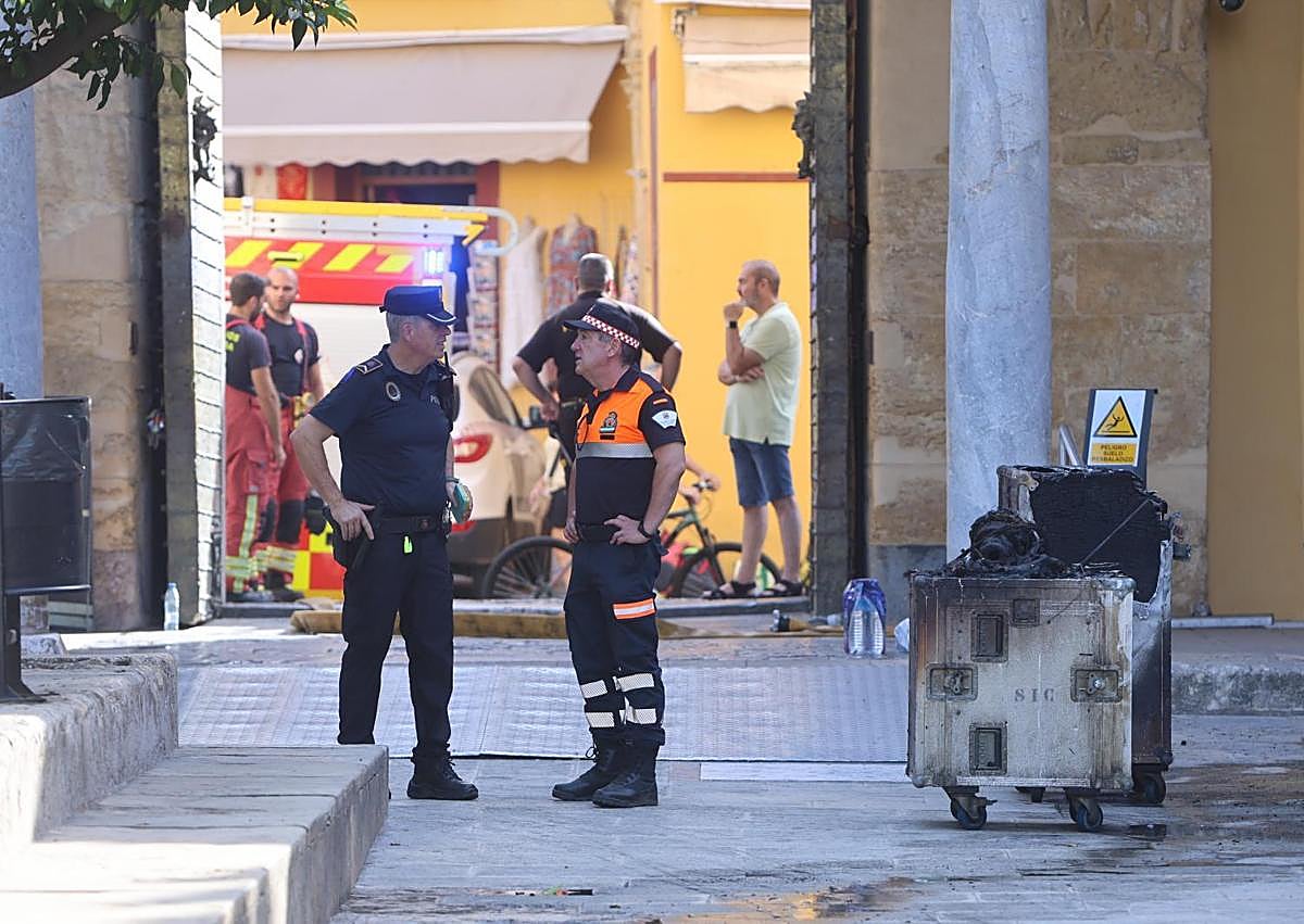 Imagen secundaria 1 - Los bomberos han trabajado en la fachada, mientras se siguen viendo los efectos del fuego
