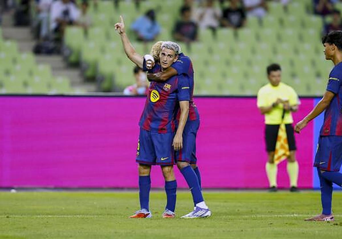 Gavi y Lamine celebran un tanto durante la pretemporada.