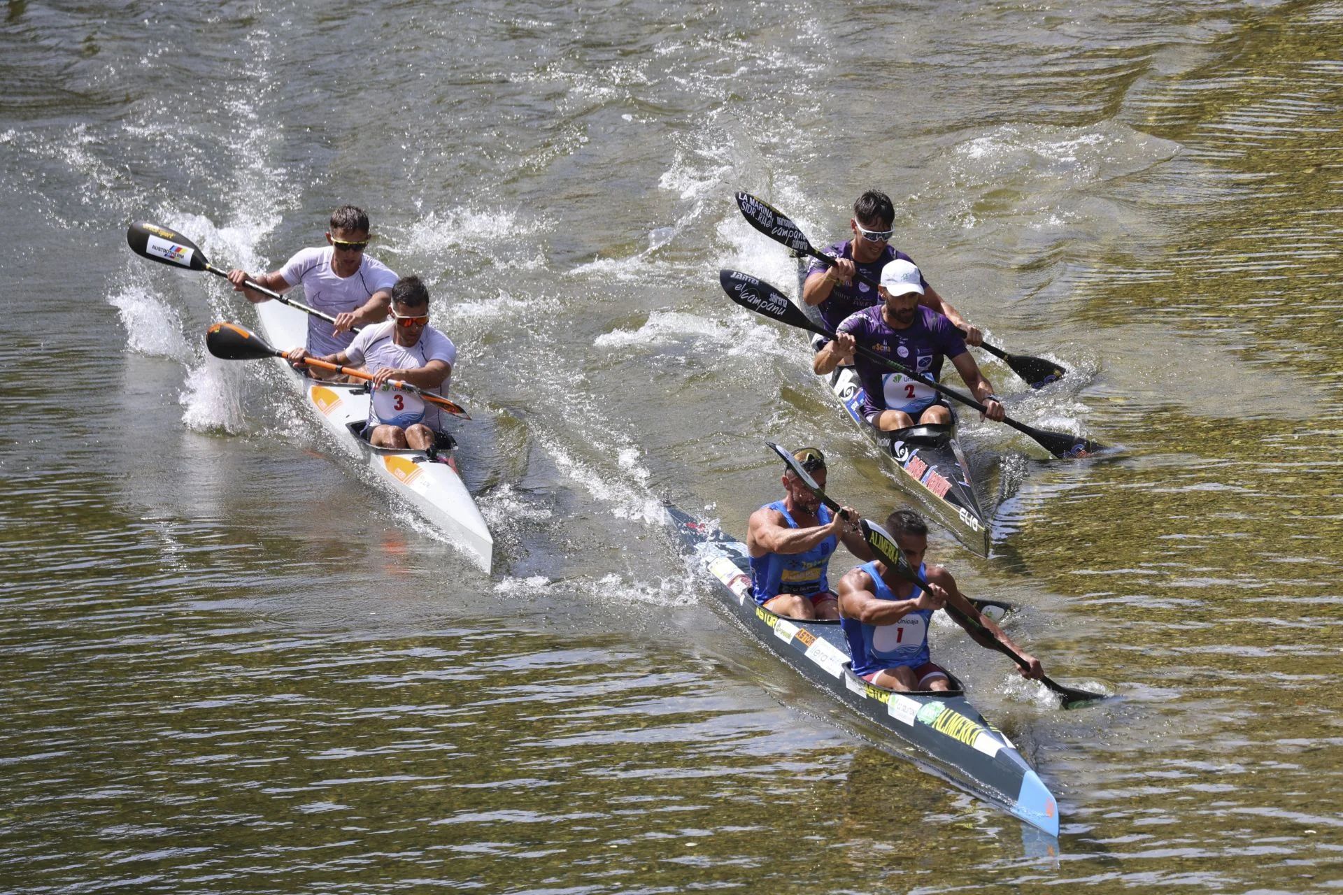Un momento de la disputada carrera por el Sella que pudieron ver cientos de personas.