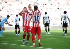 Julián y Baena celebran el tanto frente al Newcastle.