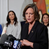 La representante demócrata de Texas, Ann Johnson, comparece en presencia del gobernador de California, Gavin Newsom, en la residencia de Sacramento.