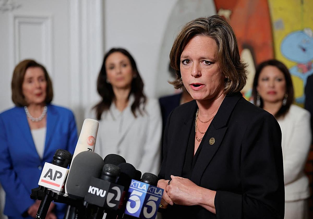 La representante demócrata de Texas, Ann Johnson, comparece en presencia del gobernador de California, Gavin Newsom, en la residencia de Sacramento.