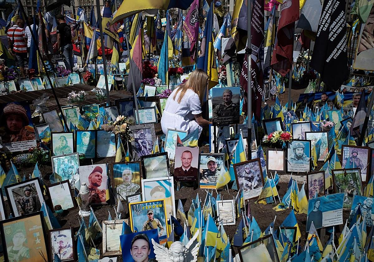 El precio humano de la invasión rusa se refleja en el parque de Kiev donde familiares y allegados dejan fotografías de soldados muertos.