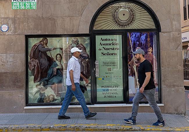 Dos hombres de origen magrebí pasean en Jumilla frente a imágenes cristianas.