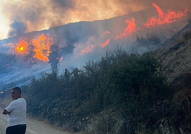 El fuego cerca el pueblo de Yeres,