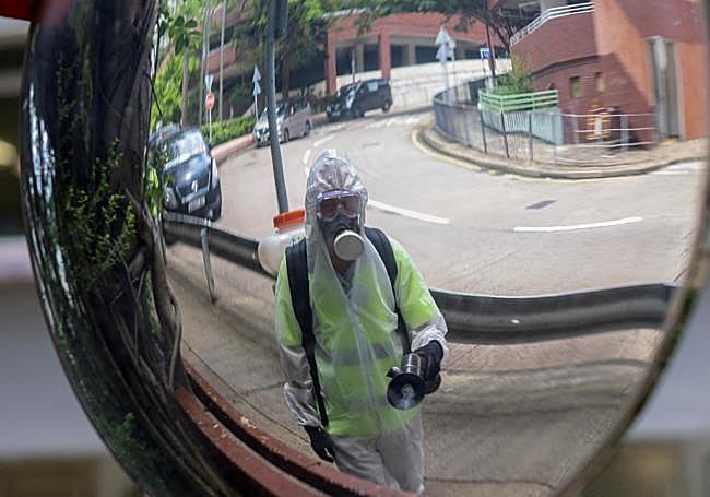 Un trabajador realiza labores de desinfección en Hong Kong.