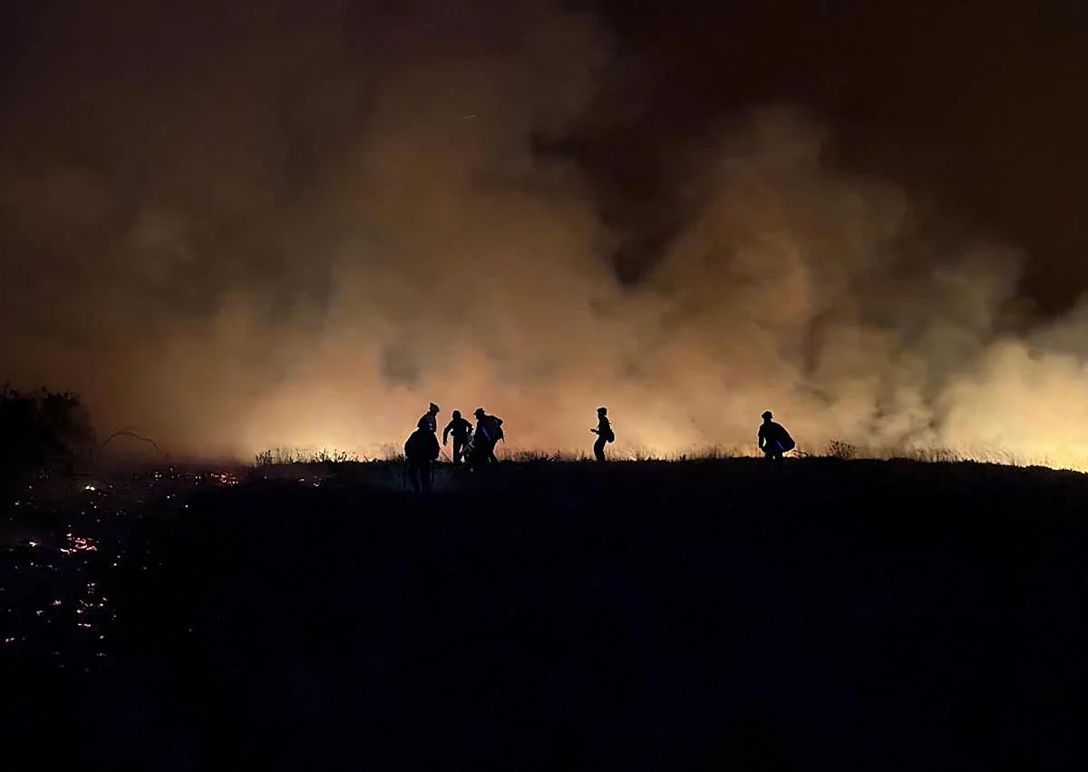Imagen secundaria 1 - Incendio de Orallo durante la noche.