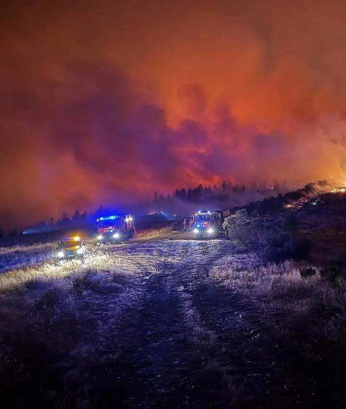 Imagen secundaria 2 - Incendio de Orallo durante la noche.