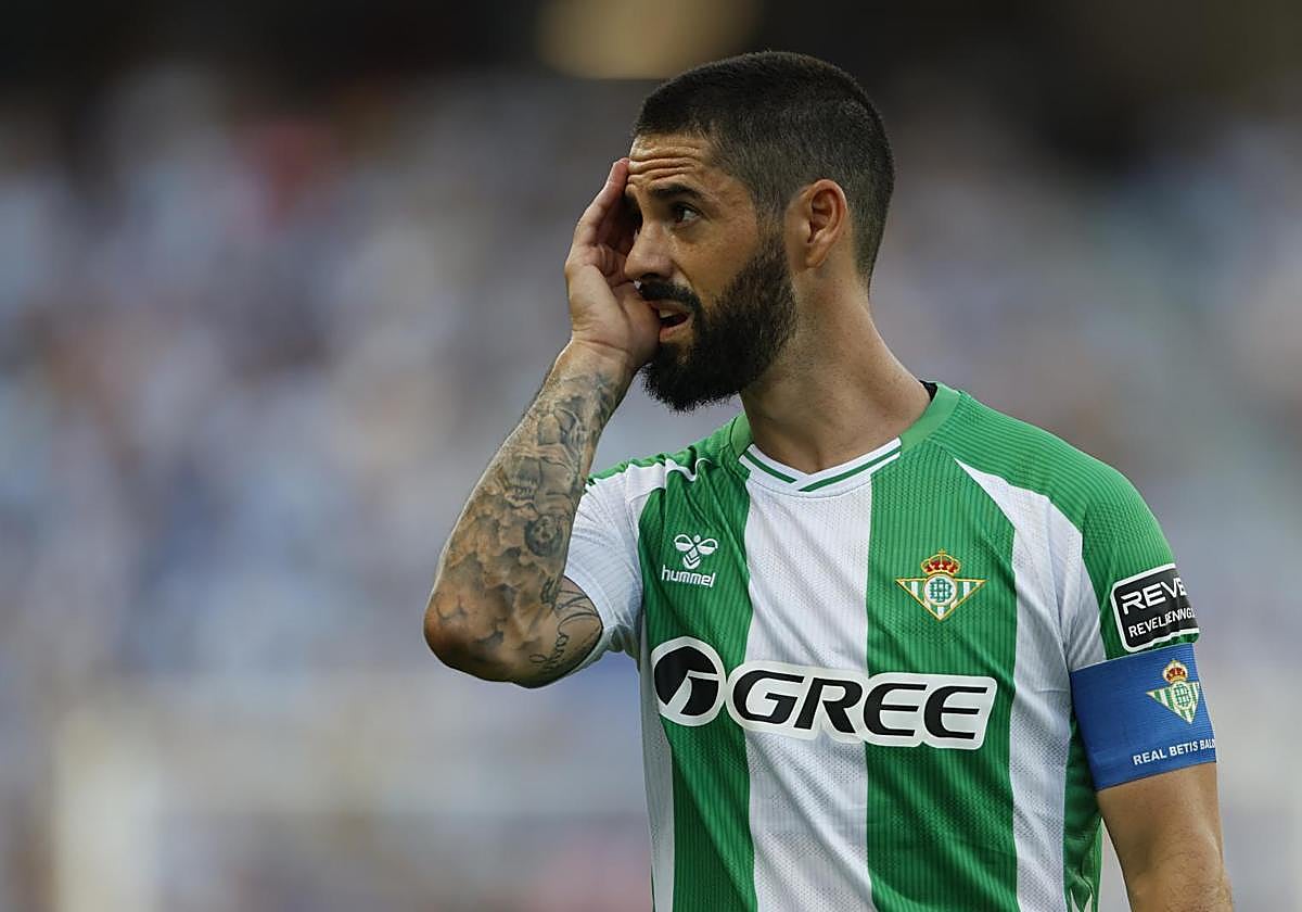 Isco Alarcón durante el partido entre el Málaga CF y Real Betis