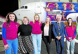 Jugadoras del Barça posan con el avión que lleva su imagen.