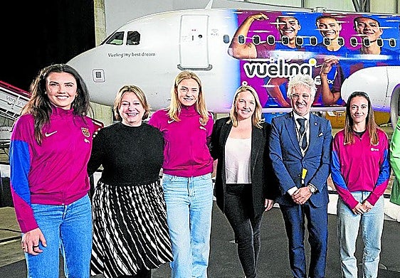 Jugadoras del Barça posan con el avión que lleva su imagen.