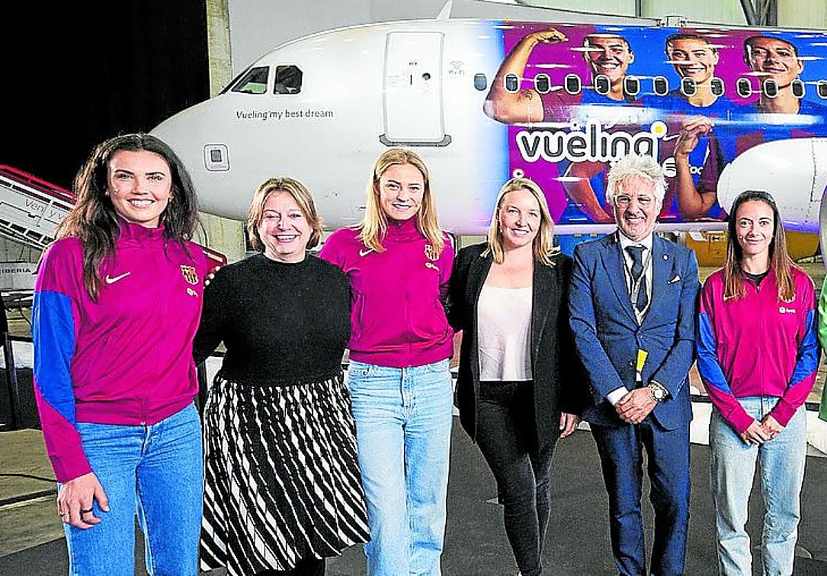 Jugadoras del Barça posan con el avión que lleva su imagen.