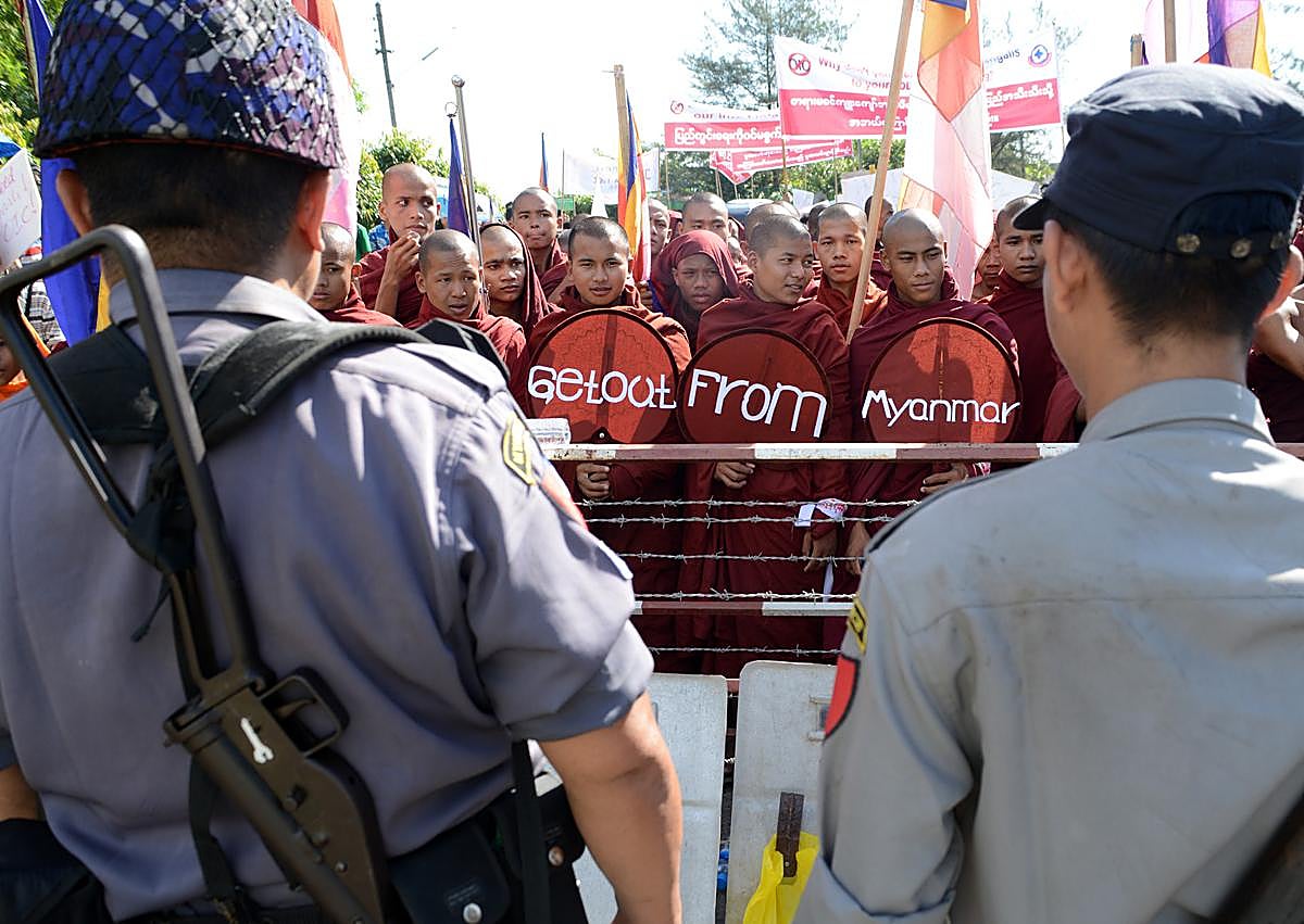 Imagen secundaria 1 - Protestas a favor de la expulsión de los musulmanes rohingya en Myanmar,