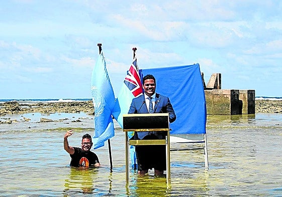 El ministro de Justicia de Tuvalu, Simon Cofe, dio su conferencia en la COP26 desde un atril en una zona inundada del país.