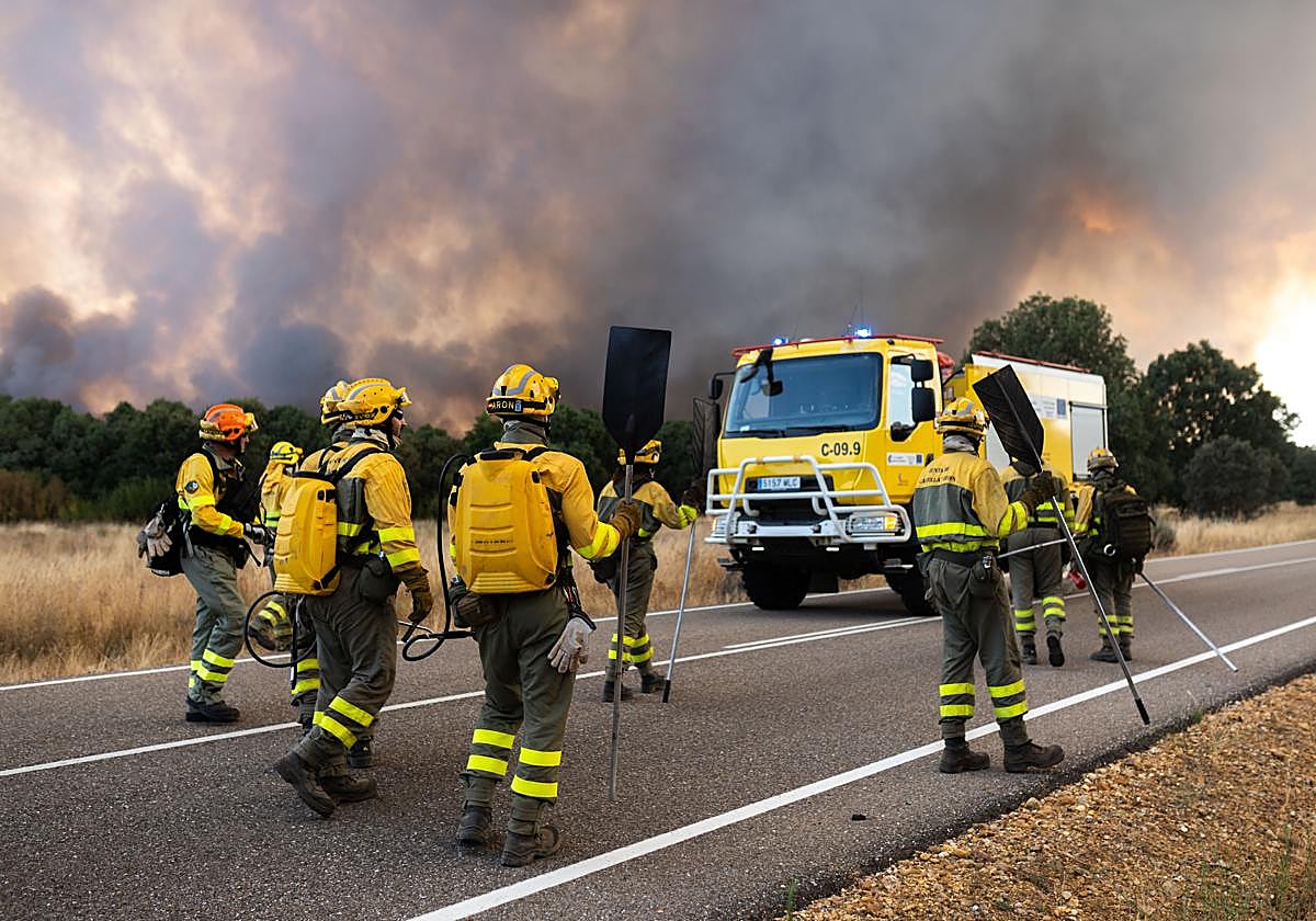 Bomberos trabajan para extinguir el incendio en Molezuelas de la Carballeda.