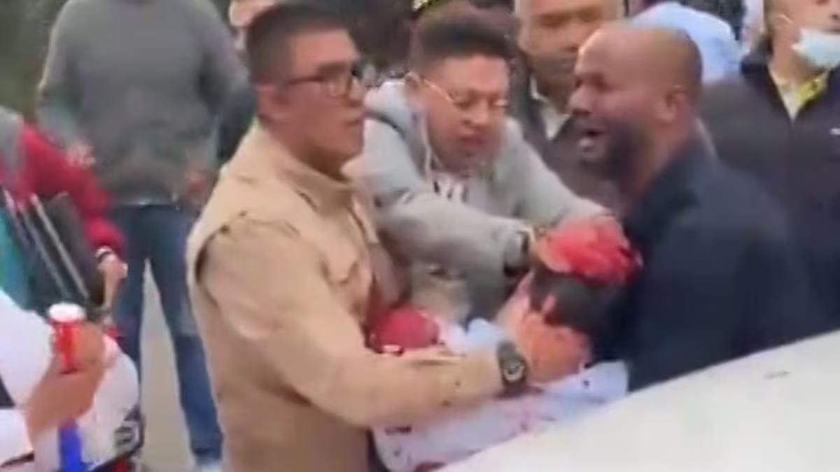 Dos compañeros atienden al senador justo después de ser tiroteado.